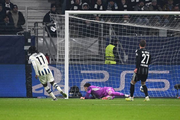 26.11.2025, xjhx, Fussball UEFA Champions League, Eintracht Frankfurt - Atalanta Bergamo v.l. Ademola Lookman (Atalanta Bergamo) Torschuetze, erzielt das Tor, Treffer, scores the goal 0:1 Michael Zetterer (Eintracht Frankfurt) (DFL DFB REGULATIONS PROHIBIT ANY USE OF PHOTOGRAPHS as IMAGE SEQUENCES and or QUASI-VIDEO) Frankfurt am Main