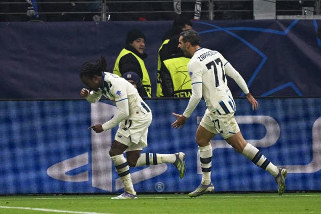 26.11.2025, xjhx, Fussball UEFA Champions League, Eintracht Frankfurt - Atalanta Bergamo v.l. Torjubel nach dem Tor zum celebrating the goal celebrate 0:1 durch Ademola Lookman (Atalanta Bergamo) (DFL DFB REGULATIONS PROHIBIT ANY USE OF PHOTOGRAPHS as IMAGE SEQUENCES and or QUASI-VIDEO) Frankfurt am Main