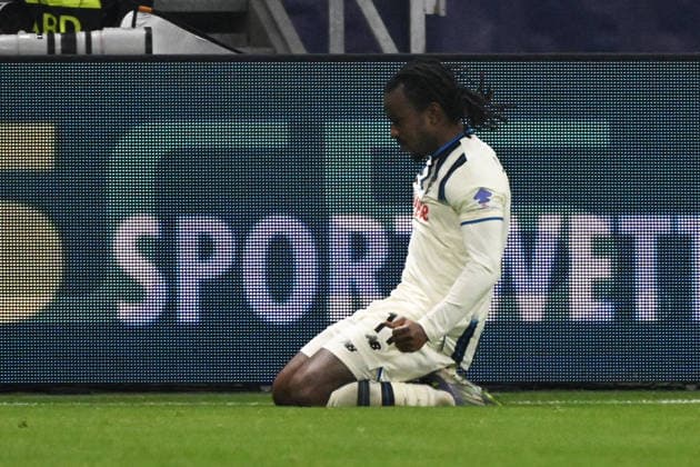 26.11.2025, xjhx, Fussball UEFA Champions League, Eintracht Frankfurt - Atalanta Bergamo v.l. Torjubel nach dem Tor zum celebrating the goal celebrate 0:1 durch Ademola Lookman (Atalanta Bergamo) (DFL DFB REGULATIONS PROHIBIT ANY USE OF PHOTOGRAPHS as IMAGE SEQUENCES and or QUASI-VIDEO) Frankfurt am Main