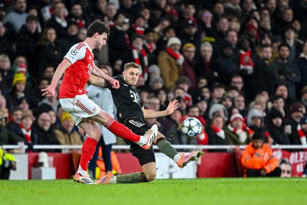 Declan Rice (Arsenal FC) und Josip StaniÅ¡iÄ‡ (Bayern Muenchen) battle for the ball during the UEFA Champions League 2025 26 League Phase MD5 match between Arsenal FC and FC Bayern München at Arsenal Stadium on November 26, 2025 in London, United Kingdom. (Photo by Harry Langer DeFodi Images)