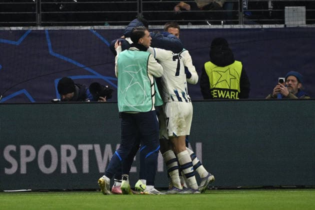 26.11.2025, xjhx, Fussball UEFA Champions League, Eintracht Frankfurt - Atalanta Bergamo v.l. Torjubel nach dem Tor zum celebrating the goal celebrate 0:1 durch Ademola Lookman (Atalanta Bergamo) (DFL DFB REGULATIONS PROHIBIT ANY USE OF PHOTOGRAPHS as IMAGE SEQUENCES and or QUASI-VIDEO) Frankfurt am Main