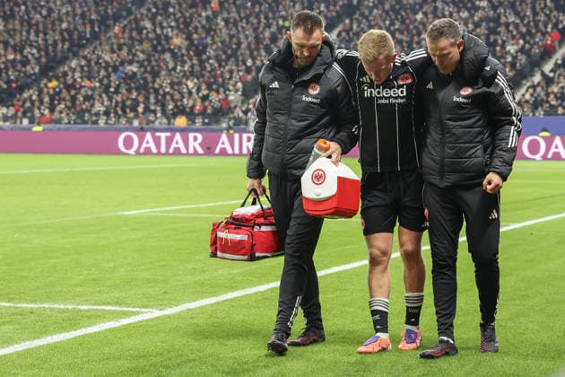 UEFA Champions League - Eintracht Frankfurt - Atalanta Bergamo am 26.11.2025 im Deutsche Bank Park in Frankfurt Jonathan Jonny Burkardt (Frankfurt 9) Verletzt, Verletzung, Schmerzen