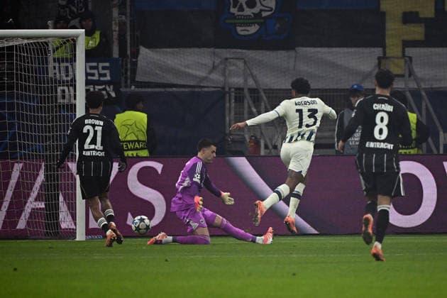 26.11.2025, xjhx, Fussball UEFA Champions League, Eintracht Frankfurt - Atalanta Bergamo v.l. Ederson (Atalanta Bergamo) Torschuetze, erzielt das Tor, Treffer, scores the goal 0:2 Michael Zetterer (Eintracht Frankfurt) (DFL DFB REGULATIONS PROHIBIT ANY USE OF PHOTOGRAPHS as IMAGE SEQUENCES and or QUASI-VIDEO) Frankfurt am Main