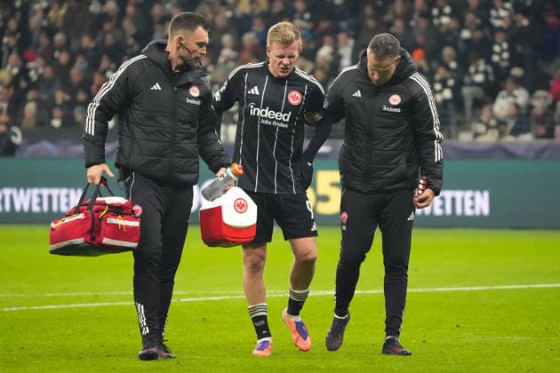 Jonathan Burkardt (Eintracht Frankfurt, 09) ist verletzt, wird behandelt und ausgewechselt - Frankfurt 26.11.2025: Eintracht Frankfurt vs. Atalanta Bergamon, Deutsche Bank Park, Champions League 5. Spieltag