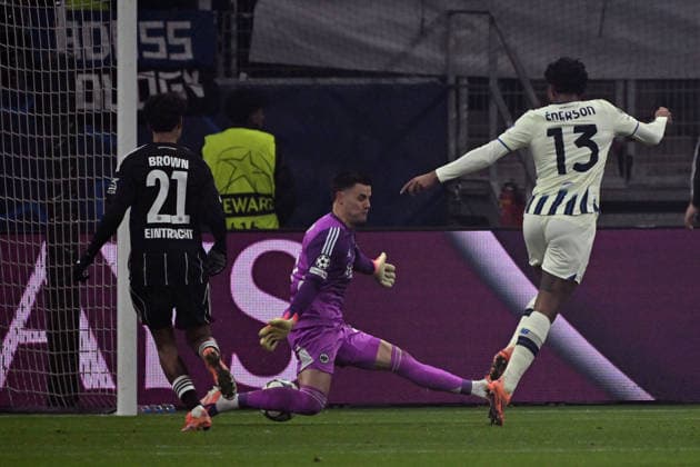26.11.2025, xjhx, Fussball UEFA Champions League, Eintracht Frankfurt - Atalanta Bergamo v.l. Ederson (Atalanta Bergamo) Torschuetze, erzielt das Tor, Treffer, scores the goal 0:2 Michael Zetterer (Eintracht Frankfurt) (DFL DFB REGULATIONS PROHIBIT ANY USE OF PHOTOGRAPHS as IMAGE SEQUENCES and or QUASI-VIDEO) Frankfurt am Main