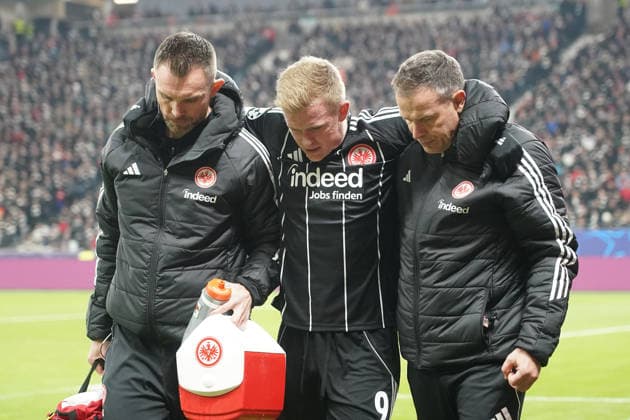 Jonathan Burkardt (Eintracht Frankfurt, 09) ist verletzt, wird behandelt und ausgewechselt - Frankfurt 26.11.2025: Eintracht Frankfurt vs. Atalanta Bergamon, Deutsche Bank Park, Champions League 5. Spieltag
