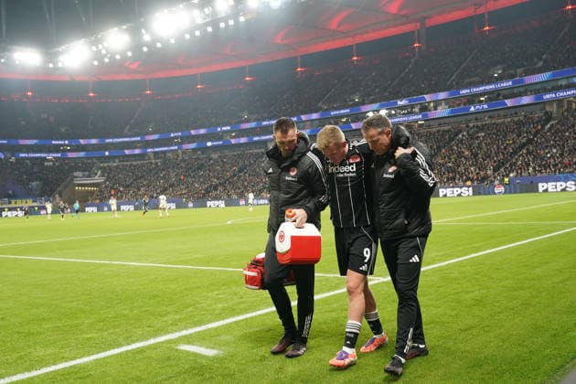 Jonathan Burkardt (Eintracht Frankfurt, 09) ist verletzt, wird behandelt und ausgewechselt - Frankfurt 26.11.2025: Eintracht Frankfurt vs. Atalanta Bergamon, Deutsche Bank Park, Champions League 5. Spieltag