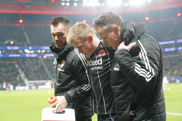 Jonathan Burkardt (Eintracht Frankfurt, 09) ist verletzt, wird behandelt und ausgewechselt - Frankfurt 26.11.2025: Eintracht Frankfurt vs. Atalanta Bergamon, Deutsche Bank Park, Champions League 5. Spieltag