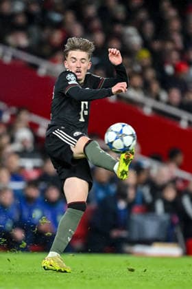 Lennart Karl (Bayern Muenchen) controls the Ball during the UEFA Champions League 2025 26 League Phase MD5 match between Arsenal FC and FC Bayern München at Arsenal Stadium on November 26, 2025 in London, United Kingdom. (Photo by Harry Langer DeFodi Images)