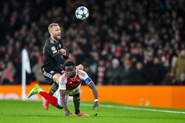 Konrad Laimer (Bayern Muenchen) und Bukayo Saka (Arsenal FC) battle for the ball during the UEFA Champions League 2025 26 League Phase MD5 match between Arsenal FC and FC Bayern München at Arsenal Stadium on November 26, 2025 in London, United Kingdom. (Photo by Harry Langer DeFodi Images)