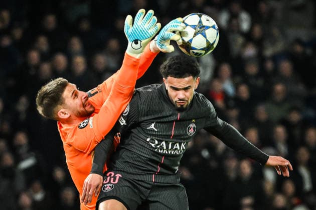 November 26, 2025, Paris, France, France: Guglielmo VICARIO of Tottenham Hotspur and Warren ZAIRE-EMERY of PSG during the UEFA Champions League, League Phase MD5 match between Paris Saint-Germain and Tottenham Hotspur at Parc des Princes Stadium on November 26, 2025 in Paris, France. Paris France - ZUMAm308 20251126_zsp_m308_002 Copyright: xMatthieuxMirvillex