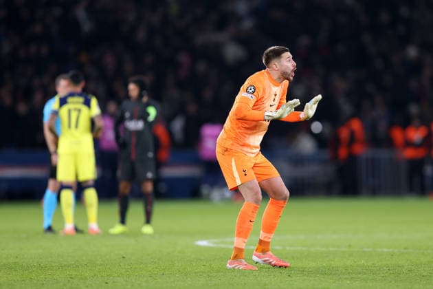 PSG v Tottenham 26 November 2025, Paris - UEFA Champions League - Paris Saint-German v Tottenham Hotspur - Tottenham Hotspur goalkeeper Guglielmo Vicario protests about the third goal for PSG - Photo: Charlotte Wilson Offside. Paris France Copyright: xCharlottexWilsonx xOffsidexOffside