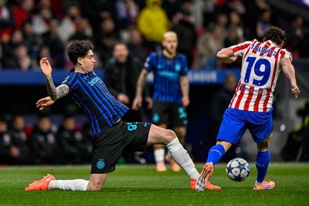 2025-11-26 Atletico de Madrid v FC Internazionale Milano - UEFA Champions League 2025 26 League Phase MD5 MADRID, SPAIN - NOVEMBER 26: Alessandro Bastoni of FC Internazionale Milano is tackling Julian Alvarez of Atletico de Madrid during the UEFA Champions League 2025 26 League Phase MD5 match between Atletico de Madrid and FC Internazionale Milano at Estadio Metropolitano on November 26, 2025 in Madrid, Spain. (Photo by Pablo Morano BSR Agency) Madrid Spain Content not available for redistribution in The Netherlands directly or indirectly through any third parties. Copyright: xBSRxAgencyx