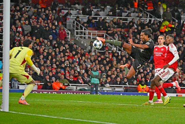 26.11.2025, Fussball UEFA Championsleague 2025 2026: Vorrunde 5.Spieltag, FC Arsenal - FC Bayern München, im Emirates-Stadion London (England) Torwart David Raya (FC Arsenal) gegen Serge Gnabry (FC Bayern München)