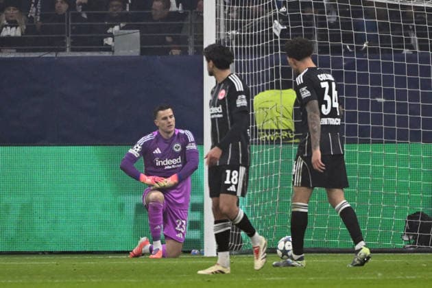 26.11.2025, xpsx, Fussball UEFA Champions League, Eintracht Frankfurt - Atalanta Bergamo v.l. Michael Zetterer (Eintracht Frankfurt) Mahmoud Dahoud (Eintracht Frankfurt) Nnamdi Collins (Eintracht Frankfurt) Enttäuscht, traurig, frustriert (DFL DFB REGULATIONS PROHIBIT ANY USE OF PHOTOGRAPHS as IMAGE SEQUENCES and or QUASI-VIDEO) Frankfurt am Main