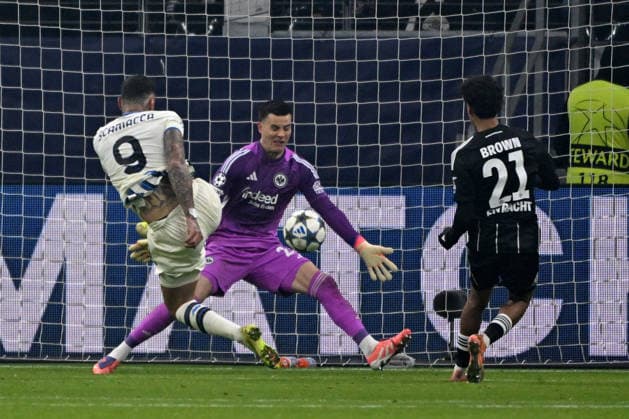 26.11.2025, xpsx, Fussball UEFA Champions League, Eintracht Frankfurt - Atalanta Bergamo v.l. Gianluca Scamacca (Atalanta Bergamo) Michael Zetterer (Eintracht Frankfurt) Nathaniel Brown (Eintracht Frankfurt) (DFL DFB REGULATIONS PROHIBIT ANY USE OF PHOTOGRAPHS as IMAGE SEQUENCES and or QUASI-VIDEO) Frankfurt am Main