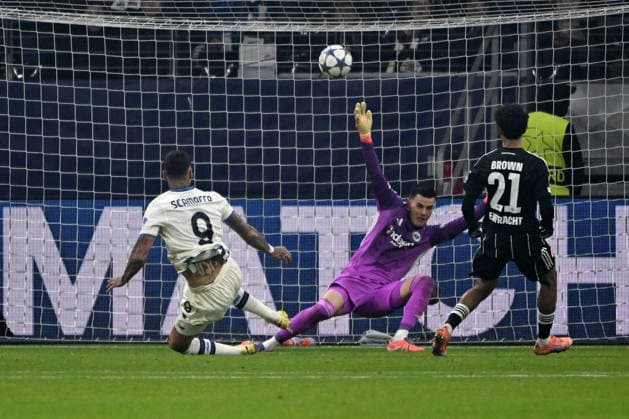 26.11.2025, xpsx, Fussball UEFA Champions League, Eintracht Frankfurt - Atalanta Bergamo v.l. Gianluca Scamacca (Atalanta Bergamo) Michael Zetterer (Eintracht Frankfurt) Nathaniel Brown (Eintracht Frankfurt) (DFL DFB REGULATIONS PROHIBIT ANY USE OF PHOTOGRAPHS as IMAGE SEQUENCES and or QUASI-VIDEO) Frankfurt am Main