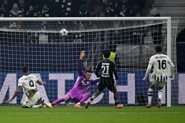 26.11.2025, xpsx, Fussball UEFA Champions League, Eintracht Frankfurt - Atalanta Bergamo v.l. Gianluca Scamacca (Atalanta Bergamo) Michael Zetterer (Eintracht Frankfurt) Nathaniel Brown (Eintracht Frankfurt) Raoul Bellanova (Atalanta Bergamo) (DFL DFB REGULATIONS PROHIBIT ANY USE OF PHOTOGRAPHS as IMAGE SEQUENCES and or QUASI-VIDEO) Frankfurt am Main