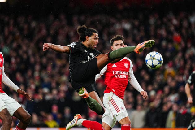 Torschuss Torchance Serge Gnabry (FC Bayern Muenchen, 07) ENG, FC Arsenal vs. FC Bayern Muenchen, Fussball, UEFA Champions League, Spieltag 5, Spielzeit 2025 2026, 26.11.2025 ENG, FC Arsenal vs. FC Bayern Muenchen, Fussball, UEFA Champions League, Spieltag 5, Spielzeit 2025 2026, 26.11.2025 London Copyright: xEibner-Pressefoto MarcelxvonxFehrnx EP_MFN