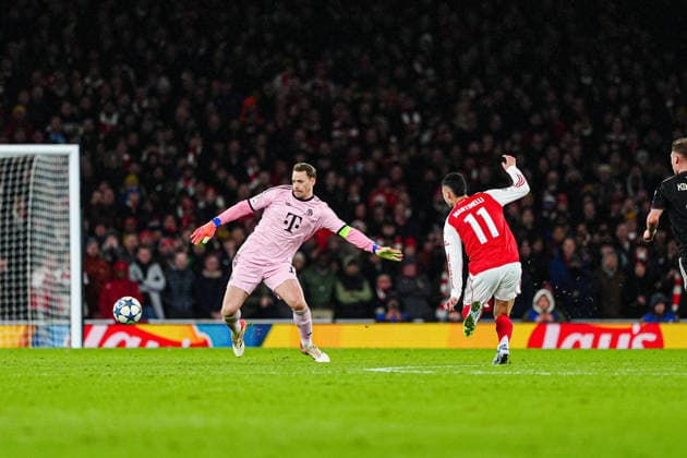 Manuel Neuer (FC Bayern Muenchen, 01), Gabriel Martinelli (FC Arsenal, 11) vor Tor zum 3:1 ENG, FC Arsenal vs. FC Bayern Muenchen, Fussball, UEFA Champions League, Spieltag 5, Spielzeit 2025 2026, 26.11.2025 ENG, FC Arsenal vs. FC Bayern Muenchen, Fussball, UEFA Champions League, Spieltag 5, Spielzeit 2025 2026, 26.11.2025 London Copyright: xEibner-Pressefoto MarcelxvonxFehrnx EP_MFN