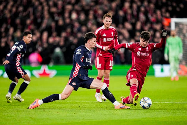 LIVERPOOL, ENGLAND - NOVEMBER 26: Milos Kerkez of Liverpool battles for possession with Dennis Man of PSV during the UEFA Champions League 2025 26 League Phase MD5 match between Liverpool FC and PSV Eindhoven at Anfield on November 26, 2025 in Liverpool, England. (Photo by Rene Nijhuis) SPO  Copyright: xRenexNijhuis