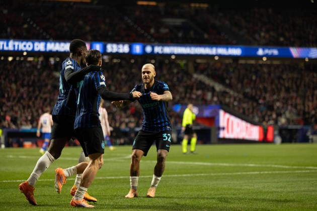 Piotr Zielinski, Ange-Yoan Bonny and Federico Dimarco seen celebrating after scoring goal during Champions League league phase game between Atletico de Madrid and Internazionale Milano (Maciej Rogowski Ball Raw Images) Madrid Riyadh Air Metropolitano Spain Copyright: xMaciejxRogowskix maciejrogowski_atletico_inter_2526-32