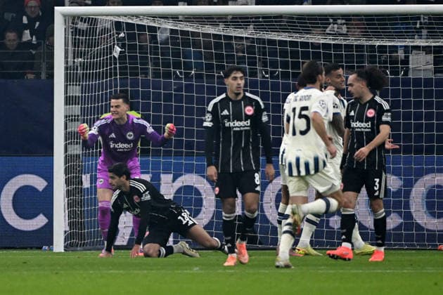 26.11.2025, xpsx, Fussball UEFA Champions League, Eintracht Frankfurt - Atalanta Bergamo v.l. Michael Zetterer (Eintracht Frankfurt) Mahmoud Dahoud (Eintracht Frankfurt) Enttäuscht, traurig, frustriert (DFL DFB REGULATIONS PROHIBIT ANY USE OF PHOTOGRAPHS as IMAGE SEQUENCES and or QUASI-VIDEO) Frankfurt am Main