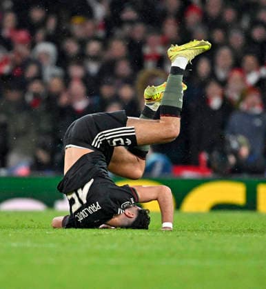 26.11.2025, Fussball UEFA Championsleague 2025 2026: Vorrunde 5.Spieltag, FC Arsenal - FC Bayern München, im Emirates-Stadion London (England) Aleksandar Pavlovic (Bayern München) kugelt am Boden.