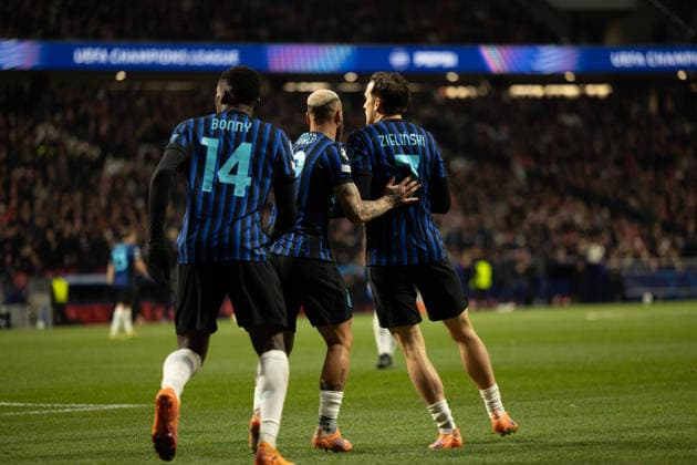 Piotr Zielinski, Ange-Yoan Bonny and Federico Dimarco seen celebrating after scoring goal during Champions League league phase game between Atletico de Madrid and Internazionale Milano (Maciej Rogowski Ball Raw Images) Madrid Riyadh Air Metropolitano Spain Copyright: xMaciejxRogowskix maciejrogowski_atletico_inter_2526-38