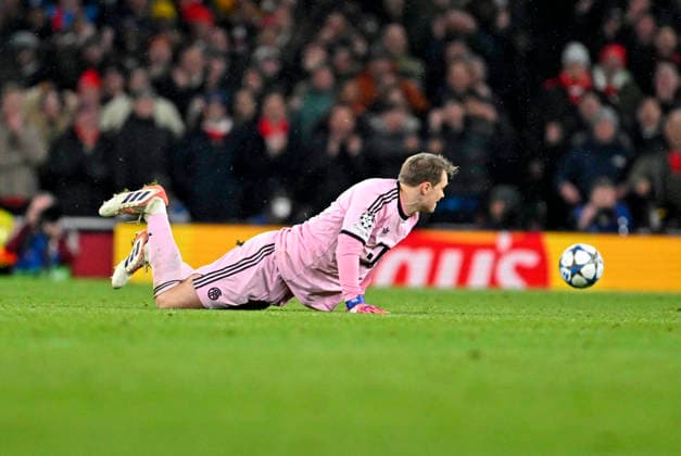 26.11.2025, Fussball UEFA Championsleague 2025 2026: Vorrunde 5.Spieltag, FC Arsenal - FC Bayern München, im Emirates-Stadion London (England) Torwart Manuel Neuer (FC Bayern München) am Boden.
