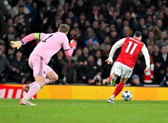 26.11.2025, Fussball UEFA Championsleague 2025 2026: Vorrunde 5.Spieltag, FC Arsenal - FC Bayern München, im Emirates-Stadion London (England) Gabriel Martinelli (FC Arsenal) vorbei an Torwart Manuel Neuer (FC Bayern München)