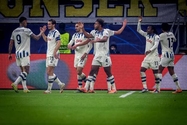 Torjubel der Mannschaft von Atlanata B.C. nach dem 0:2 durch Ederson Dos Santos 13 (Atalanta B.C.), Eintracht Frankfurt vs. Atalanta B.C., Fussball, Maenner, UEFA Champions League, UEFA, Saison 2025 2026, Gruppenphase, Matchday 5, 5. Spieltag, 26.11.2025 Frankfurt Hessen Deutschland
