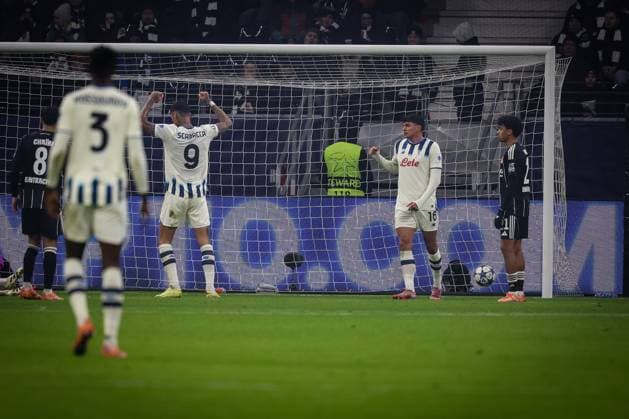 Torjubel der Mannschaft von Atlanata B.C. nach dem 0:3, Enttaeuschung, Frust bei Nathaniel Brown 21 (Eintracht Frankfurt), Eintracht Frankfurt vs. Atalanta B.C., Fussball, Maenner, UEFA Champions League, UEFA, Saison 2025 2026, Gruppenphase, Matchday 5, 5. Spieltag, 26.11.2025 Frankfurt Hessen Deutschland