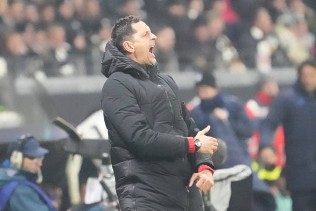 Trainer Dino Toppmöller (Eintracht Frankfurt) feuert an - Frankfurt 26.11.2025: Eintracht Frankfurt vs. Atalanta Bergamon, Deutsche Bank Park, Champions League 5. Spieltag