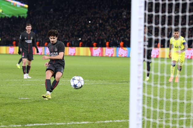 PSG v Tottenham 26 November 2025, Paris - UEFA Champions League - Paris Saint-German v Tottenham Hotspur - Vitinha of PSG scoring his third goal from a penalty kick - Photo: Charlotte Wilson Offside. Paris France Copyright: xCharlottexWilsonx xOffsidexOffside