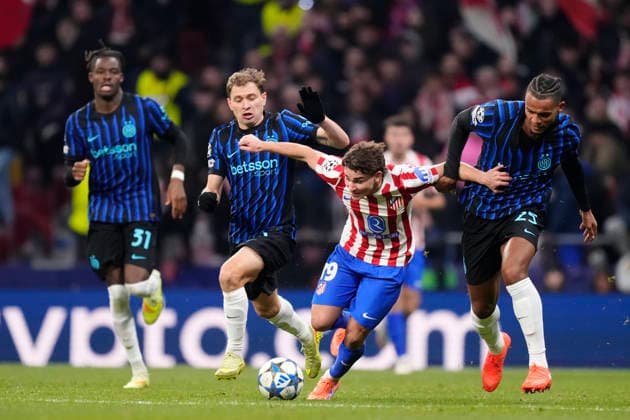 Atletico de Madrid v FC Internazionale Milano - UEFA Champions League 2025 26 League Phase MD5 Julian Alvarez centre-forward of Atletico de Madrid and Argentina and Manuel Akanji centre-back of Internazionale and Switzerland compete for the ball during the UEFA Champions League 2025 26 League Phase MD5 match between Atletico de Madrid and FC Internazionale Milano at Estadio Metropolitano on November 26, 2025 in Madrid, Spain. Madrid Spain  Copyright: xJosexBretonx originalFilename:bretonhernandez-atletico251126_npzuo.jpg