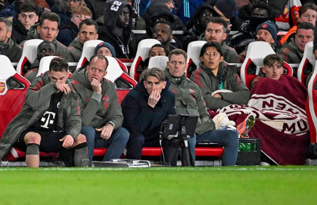 26.11.2025, Fussball UEFA Championsleague 2025 2026: Vorrunde 5.Spieltag, FC Arsenal - FC Bayern München, im Emirates-Stadion London (England) v.l. Joshua Kimmich (FC Bayern München), Teamarzt, Sportdirektor Christoph Freund (Bayern München) , x, Hiroki Ito (FC Bayern München) und Lennart Karl (FC Bayern München)