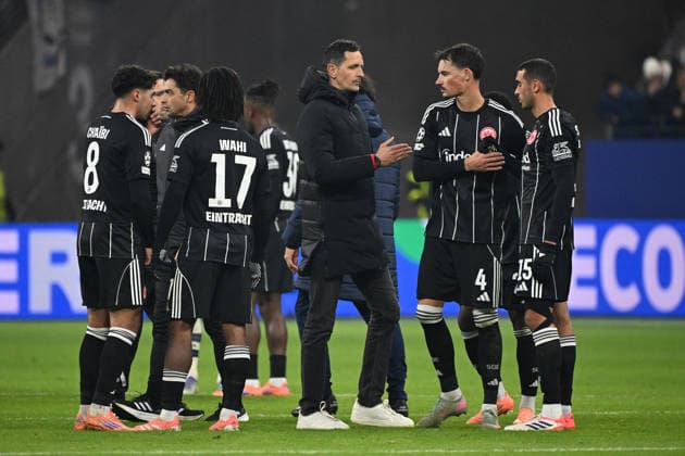 26.11.2025, xjhx, Fussball UEFA Champions League, Eintracht Frankfurt - Atalanta Bergamo v.l. Fares Chaibi (Eintracht Frankfurt) Elye Wahi (Eintracht Frankfurt) Trainer Dino Toppmöller Toppmoeller (Eintracht Frankfurt) Trainer Dino Toppmöller Toppmoeller (Eintracht Frankfurt) Robin Koch (Eintracht Frankfurt) Ellyes Skhiri (Eintracht Frankfurt) Enttäuscht, traurig, frustriert (DFL DFB REGULATIONS PROHIBIT ANY USE OF PHOTOGRAPHS as IMAGE SEQUENCES and or QUASI-VIDEO) Frankfurt am Main