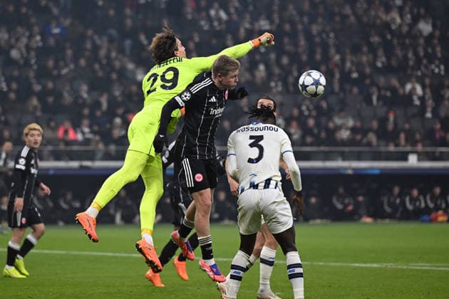 26.11.2025, xpsx, Fussball UEFA Champions League, Eintracht Frankfurt - Atalanta Bergamo v.l. Marco Carnesecchi (Atalanta Bergamo) Jonathan Jonny Burkardt (Eintracht Frankfurt) Zweikampf, Aktion, action, battle for the ball der zur Verletzung führte (DFL DFB REGULATIONS PROHIBIT ANY USE OF PHOTOGRAPHS as IMAGE SEQUENCES and or QUASI-VIDEO) Frankfurt am Main