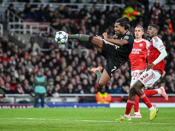 Serge Gnabry (Bayern Muenchen) und Cristhian Mosquera (Arsenal FC) battle for the ball during the UEFA Champions League 2025 26 League Phase MD5 match between Arsenal FC and FC Bayern München at Arsenal Stadium on November 26, 2025 in London, United Kingdom. (Photo by Harry Langer DeFodi Images)