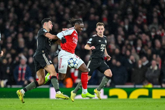 Aleksandar PavloviÄ‡ (Bayern Muenchen), Eberechi Eze (Arsenal FC) und Joshua Kimmich (Bayern Muenchen) battle for the ball during the UEFA Champions League 2025 26 League Phase MD5 match between Arsenal FC and FC Bayern München at Arsenal Stadium on November 26, 2025 in London, United Kingdom. (Photo by Harry Langer DeFodi Images)