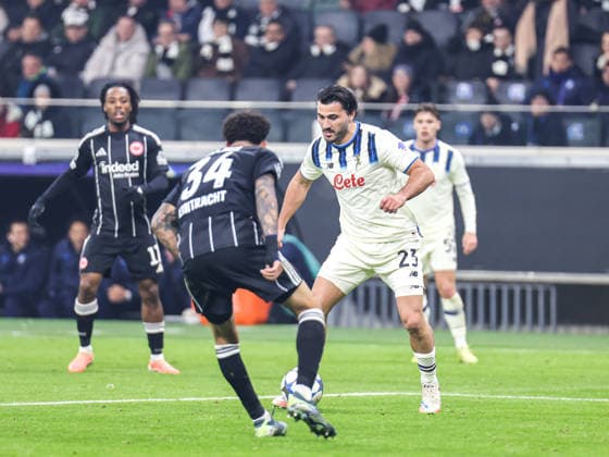 Sea Kolasinac (Atalanta Bergamo, 23) a m Ball vor ihm Nnamdi Collins (Eintracht Frankfurt,34) UEFA Champions League, 5. Spieltag: Eintracht Frankfurt - Atalanta BC am 26.11.25 in Deutsche Bank Park, Frankfurt Frankfurt Deutsche Bank Park Frankfurt Deutschland Copyright: xAlfioxMarinox
