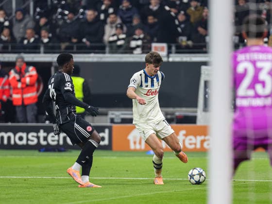 Charles De Ketelaere (Atalanta Bergamo, 17) am Ball gegen Michy Batshuayi (Eintracht Frankfurt,30) UEFA Champions League, 5. Spieltag: Eintracht Frankfurt - Atalanta BC am 26.11.25 in Deutsche Bank Park, Frankfurt Frankfurt Deutsche Bank Park Frankfurt Deutschland Copyright: xAlfioxMarinox