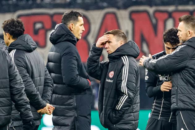 Dino Toppmöller, Toppmoller (Eintracht Frankfurt, Trainer) und Mario Götze, Gotze (Eintracht Frankfurt, 27) nach dem Spiel , Deutschland, Fussball, UEFA Champions League, 5. Spieltag, 2025 2026, Eintracht Frankfurt vs. Atalanta Bergamo, 26.11.2025, Deutsche-Bank-Park, Frankfurt am Main, Deutschland Frankfurt am Main Deutsche-Bank-Park Hessen Deutschland Copyright: xGrantxHubbsx