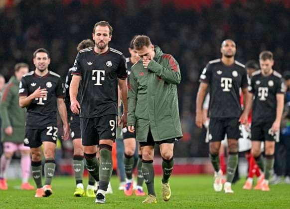 26.11.2025, Fussball UEFA Championsleague 2025 2026: Vorrunde 5.Spieltag, FC Arsenal - FC Bayern München, im Emirates-Stadion London (England) v.l. Harry Kane (FC Bayern München) und Joshua Kimmich (FC Bayern München) sind enttäuscht