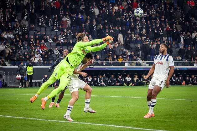 Parade von Marco Carnesecchi 29 (Atalanta B.C.), Issak Hien 4 (Atalanta B.C.) schaut zu, Eintracht Frankfurt vs. Atalanta B.C., Fussball, Maenner, UEFA Champions League, UEFA, Saison 2025 2026, Gruppenphase, Matchday 5, 5. Spieltag, 26.11.2025 Frankfurt Hessen Deutschland