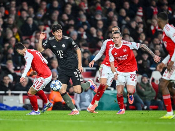 Gabriel Martinelli (Arsenal FC), Min-jae Kim (Bayern Muenchen) und Riccardo Calafiori (Arsenal FC) battle for the ball during the UEFA Champions League 2025 26 League Phase MD5 match between Arsenal FC and FC Bayern München at Arsenal Stadium on November 26, 2025 in London, United Kingdom. (Photo by Harry Langer DeFodi Images)