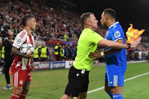 November 26, 2025, Piraeus, Piraeus, Greece: Kylian Mbappe of Real Madrid CF protests to Gabriel Strefezza of Olympiacos during the UEFA Champions League 2025 26 League Phase MD5 match between Olympiacos FC and Real Madrid C.F. at Stadio Georgios Karaiskakis on November 26, 2025 in Piraeus, Greece. Piraeus Greece - ZUMAa181 20251126_zaa_a181_414 Copyright: xEurokinissix