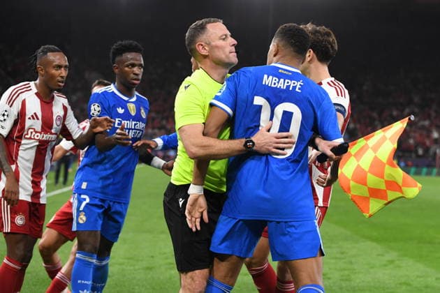 November 26, 2025, Piraeus, Piraeus, Greece: Kylian Mbappe of Real Madrid CF protests to Gabriel Strefezza of Olympiacos during the UEFA Champions League 2025 26 League Phase MD5 match between Olympiacos FC and Real Madrid C.F. at Stadio Georgios Karaiskakis on November 26, 2025 in Piraeus, Greece. Piraeus Greece - ZUMAa181 20251126_zaa_a181_417 Copyright: xEurokinissix
