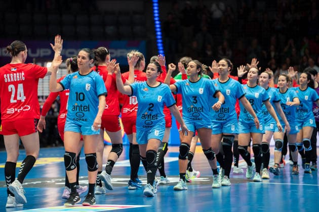 Handball I Frauen I Weltmeisterschaft I Vorrunde I 1. Spieltag I Serbien - Uruguay I 26.11.2025 Die Spielerinnen nach dem Spiel: Viviana Ferrari Lorence (10, Uruguay), Julieta Pessina Portos (2, Uruguay), Sabrina Grieco Vigna (3, Uruguay) Stuttgart Porsche Arena Baden-Württemberg Deutschland Copyright: xLobeca MaxxPetershansx